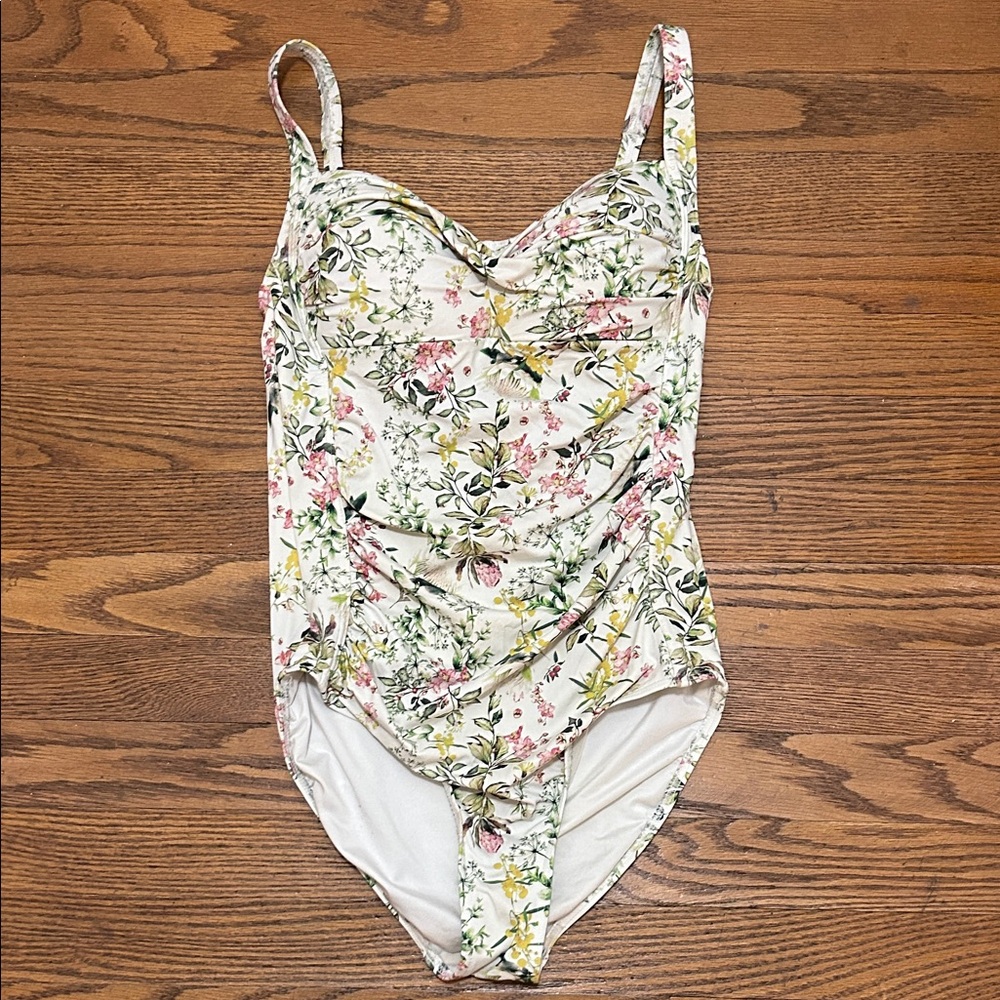 NipTuck One Piece Swimsuit Women’s Size 6 Floral Flattering Ruched Sides